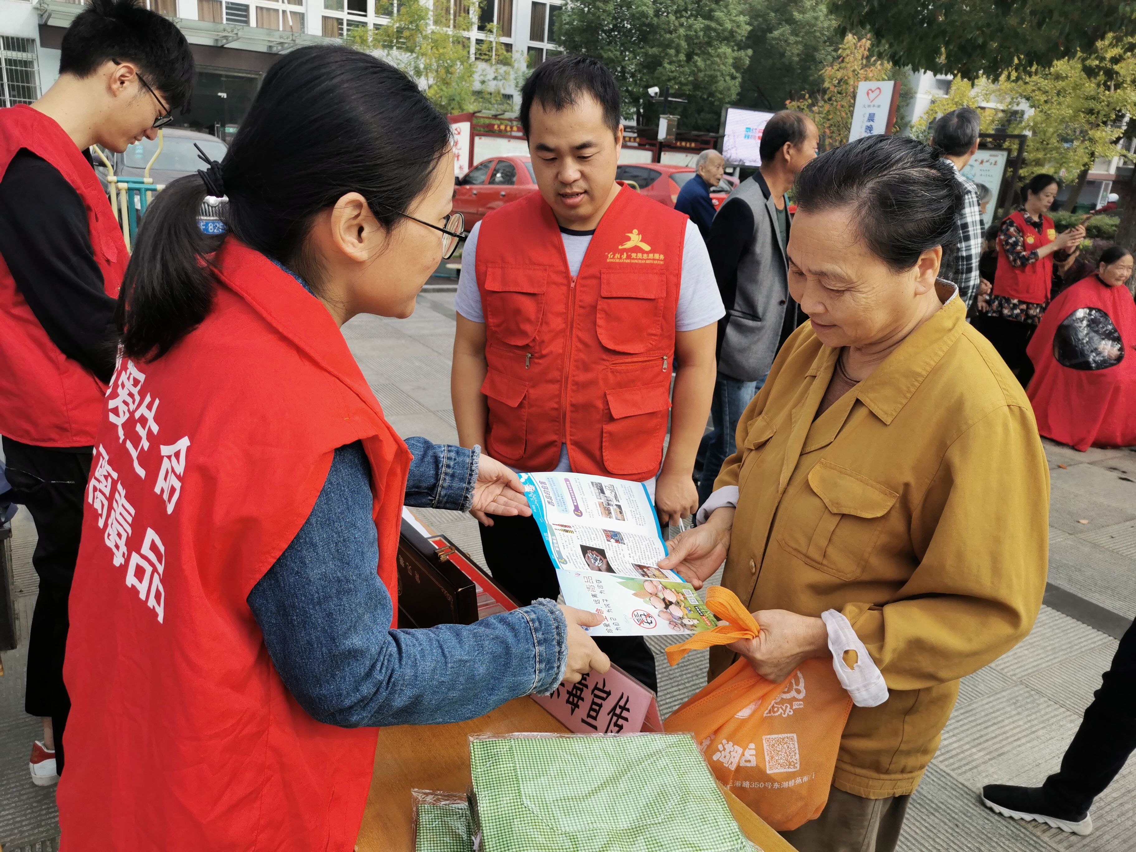 禁毒宣传进社区 便民服务暖人心